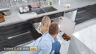 Hot plumber kaylee ryder is finer at fixing van's pipe than fixing his kitchen submerge - brazzers