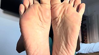 Flexible pale brunette with foot fetish does hot footjob