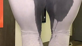 MILF Caught Peeing Through Light Yoga Pants