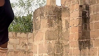 The Beautiful Lost Princess in a New Area but Find Both Help