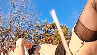 il amene sa femme en plan cul dans un champ