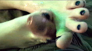 Elara gives her FIRST footjob ever!