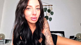 Amateur brunette double toying on webcam