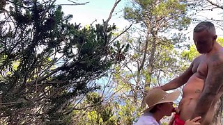 kittie en partie de cul contre un arbre