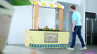 Squeezing Stepmoms Lemons - S7:e3