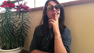She choose outdoor smoking