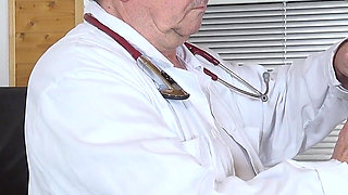 Vaginal Temperature Measurement of Hot Skinny Mature Gwen Cortez