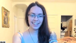 Amateur webcam girl masturbate big dildo