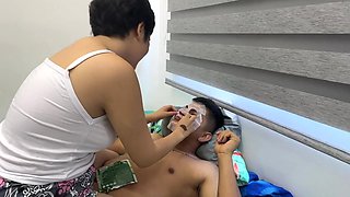 Mi sexi latina hermanastra me pone una mascarilla en la cara de una forma muy excitante. - Big dick