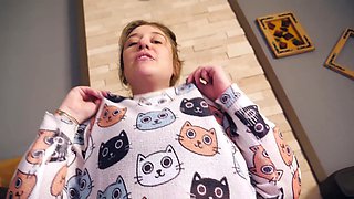 Booty MILF proves she is better than those skinny models