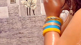 Hot Bhabhi Bath Viral Mms After Playing Holi.