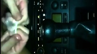 Elle se fait du bien dans la voiture avec son jouet