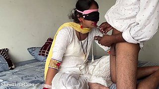 After returning from the market, the beautiful village bhabhi started teasing me Hindi ShrutiLiveCum